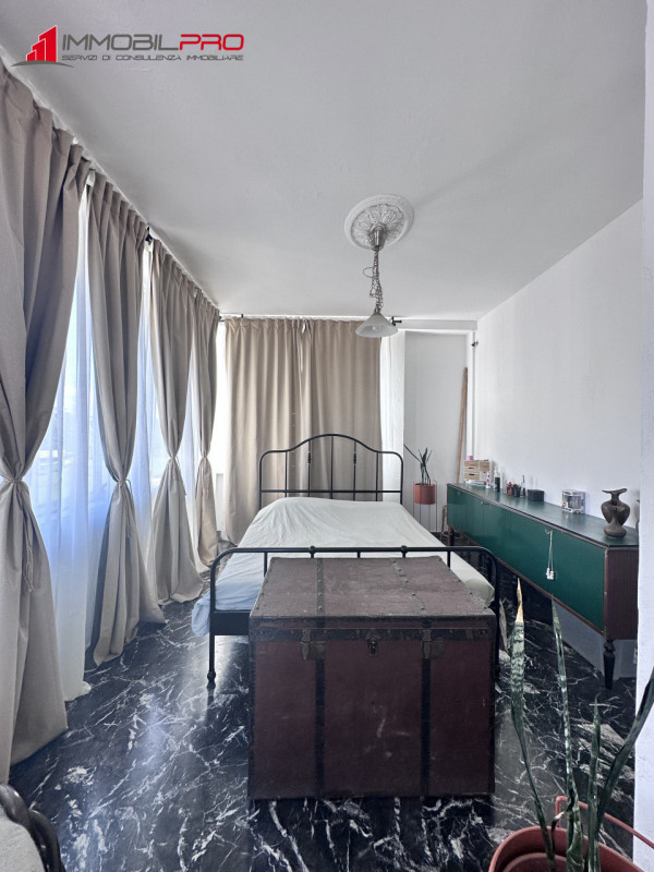 Benvenuti nel cuore di Thiene! Proponiamo in vendita un elegante appartamento pentalocale di ben ...