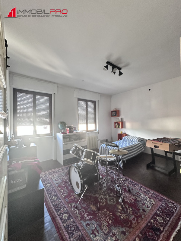 Benvenuti nel cuore di Thiene! Proponiamo in vendita un elegante appartamento pentalocale di ben ...