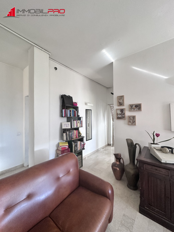 Benvenuti nel cuore di Thiene! Proponiamo in vendita un elegante appartamento pentalocale di ben ...