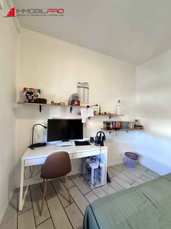 Benvenuti nel cuore di Thiene! Proponiamo in vendita un elegante appartamento pentalocale di ben ...