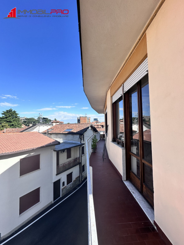 Benvenuti nel cuore di Thiene! Proponiamo in vendita un elegante appartamento pentalocale di ben ...