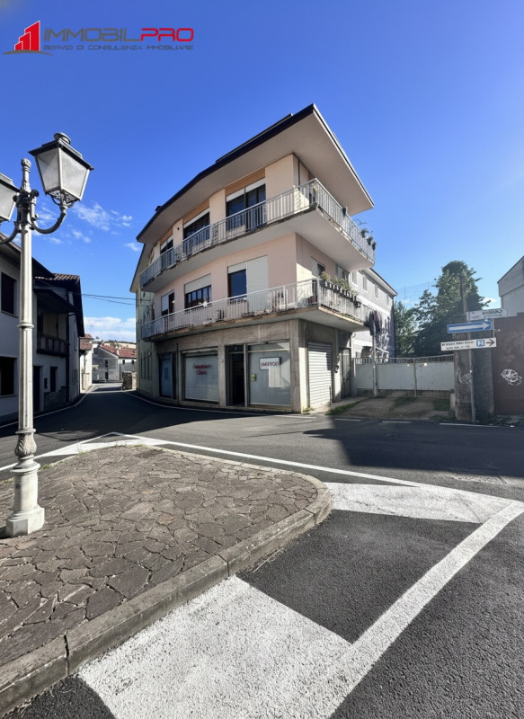 Benvenuti nel cuore di Thiene! Proponiamo in vendita un elegante appartamento pentalocale di ben ...