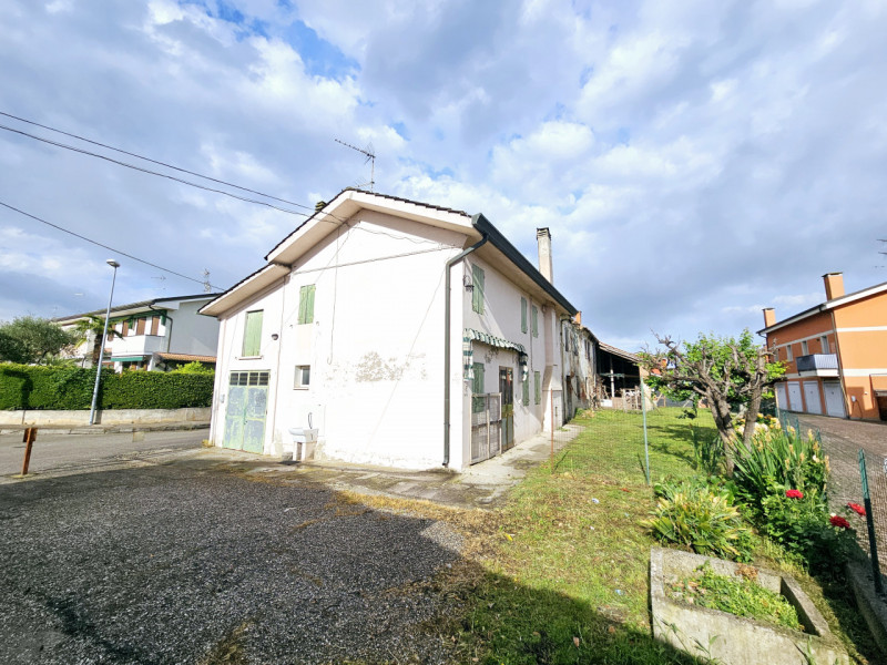 In una posizione comoda al centro di Granze, proponiamo in vendita grande compendio immobiliare, ...