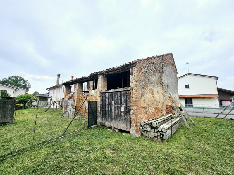In una posizione comoda al centro di Granze, proponiamo in vendita grande compendio immobiliare, ...