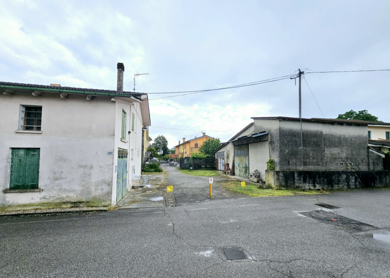 In una posizione comoda al centro di Granze, proponiamo in vendita grande compendio immobiliare, ...