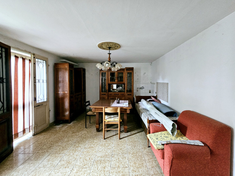 In una posizione comoda al centro di Granze, proponiamo in vendita grande compendio immobiliare, ...