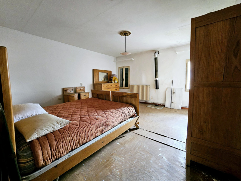 In una posizione comoda al centro di Granze, proponiamo in vendita grande compendio immobiliare, ...