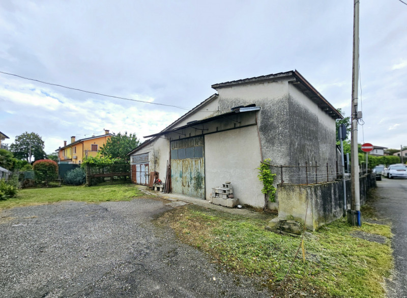 In una posizione comoda al centro di Granze, proponiamo in vendita grande compendio immobiliare, ...