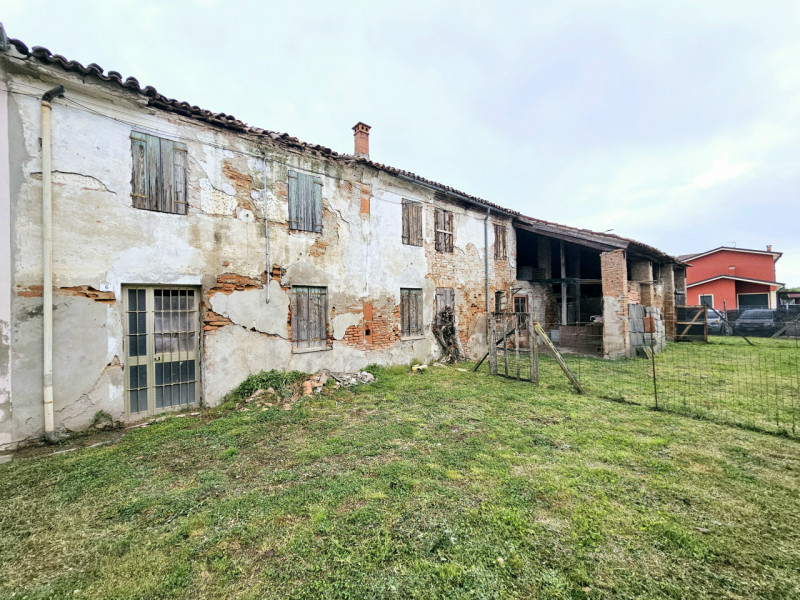In una posizione comoda al centro di Granze, proponiamo in vendita grande compendio immobiliare, ...