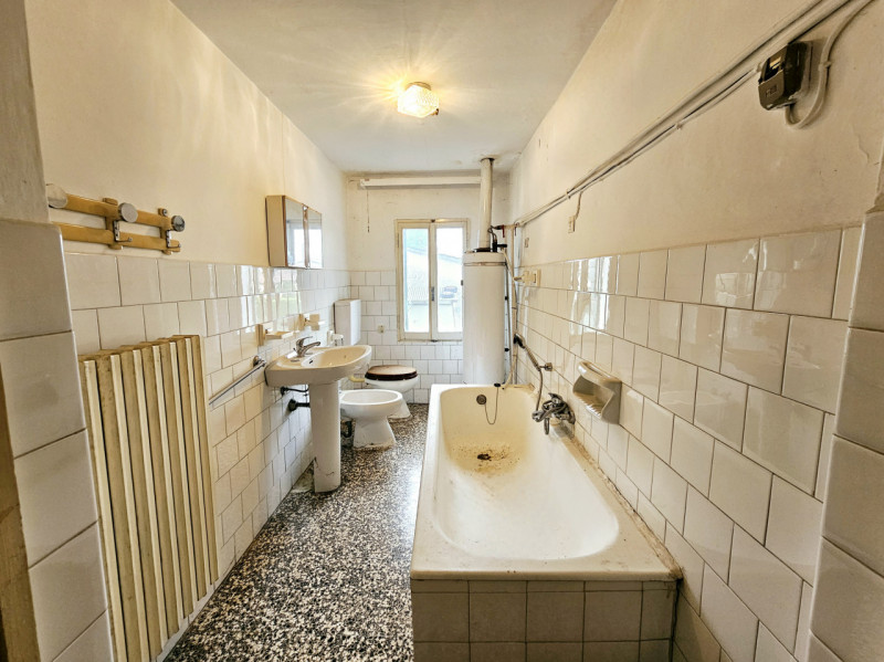 In una posizione comoda al centro di Granze, proponiamo in vendita grande compendio immobiliare, ...