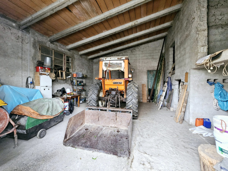 In una posizione comoda al centro di Granze, proponiamo in vendita grande compendio immobiliare, ...