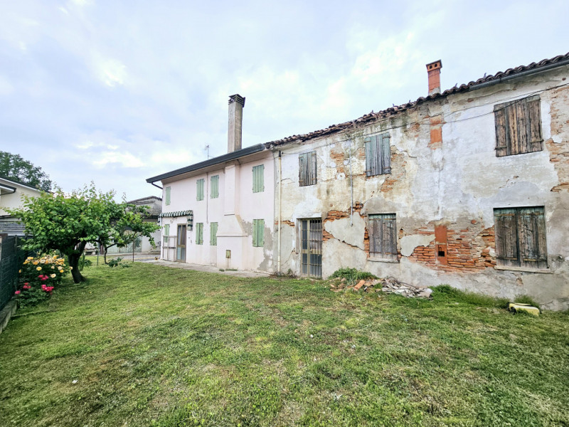 In una posizione comoda al centro di Granze, proponiamo in vendita grande compendio immobiliare, ...