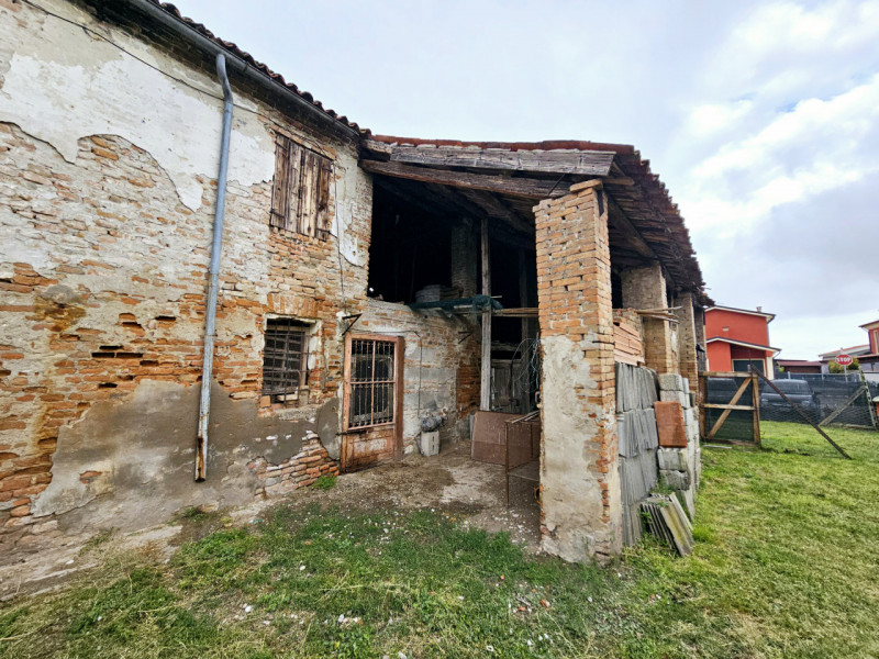 In una posizione comoda al centro di Granze, proponiamo in vendita grande compendio immobiliare, ...