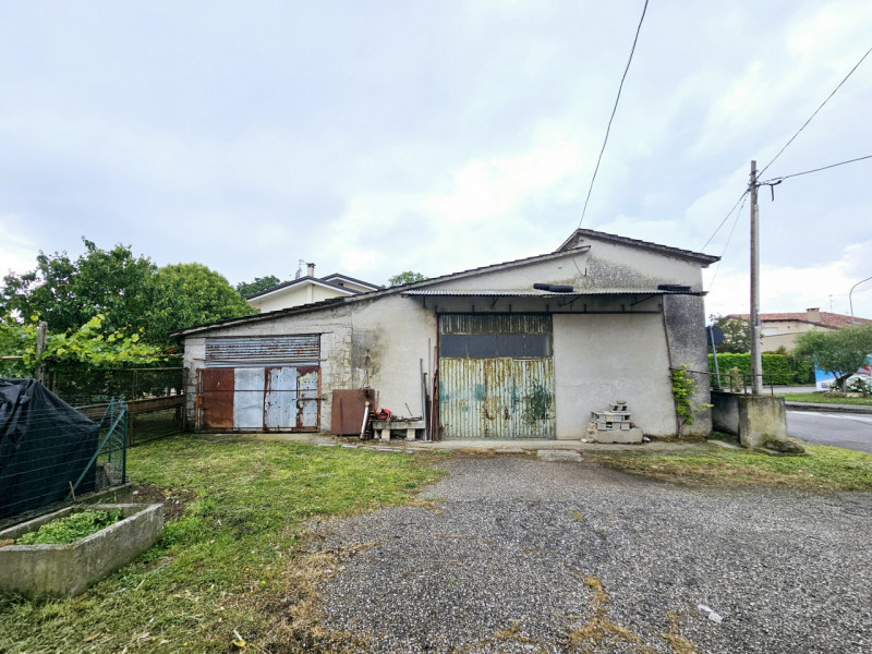 In una posizione comoda al centro di Granze, proponiamo in vendita grande compendio immobiliare, ...