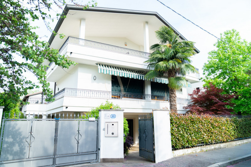 Questa villa indipendente non è semplicemente una dimora di lusso: è, per dimensioni, architettur...