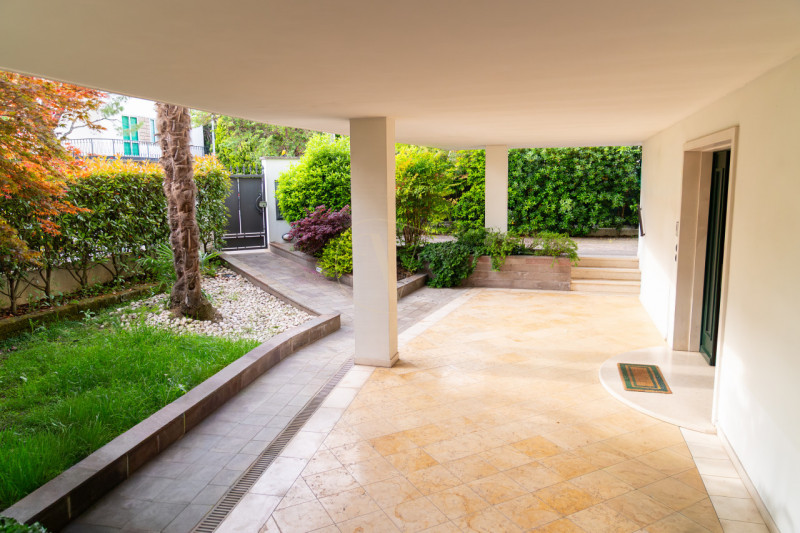 Questa villa indipendente non è semplicemente una dimora di lusso: è, per dimensioni, architettur...