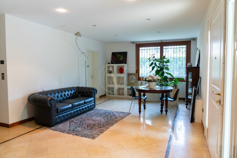 Questa villa indipendente non è semplicemente una dimora di lusso: è, per dimensioni, architettur...