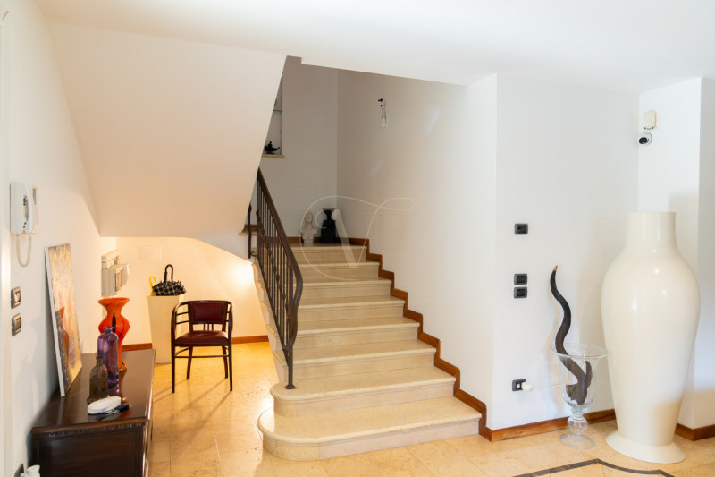 Questa villa indipendente non è semplicemente una dimora di lusso: è, per dimensioni, architettur...
