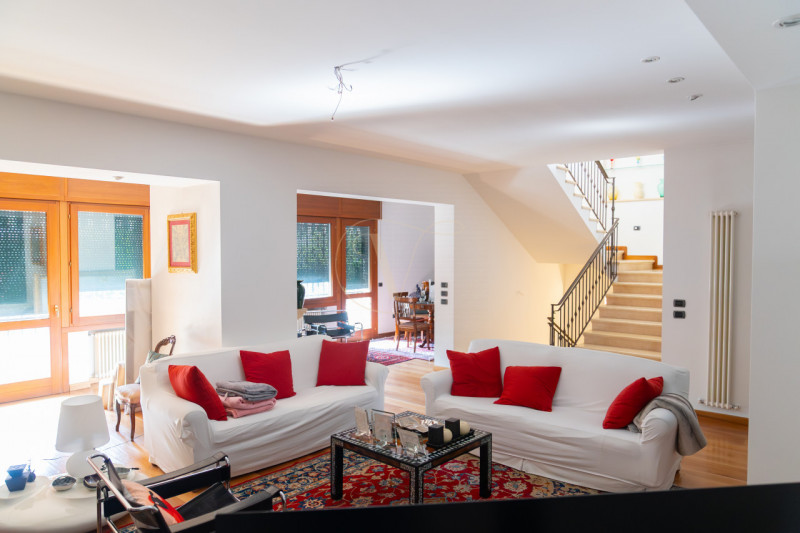 Questa villa indipendente non è semplicemente una dimora di lusso: è, per dimensioni, architettur...