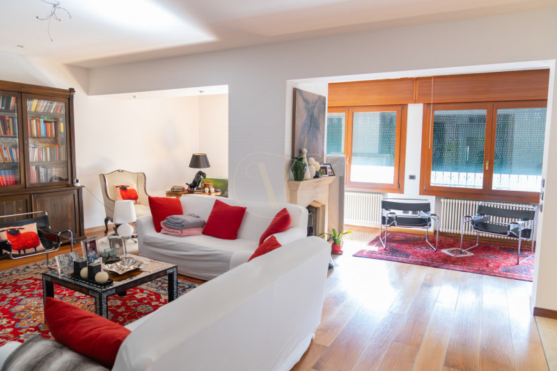 Questa villa indipendente non è semplicemente una dimora di lusso: è, per dimensioni, architettur...