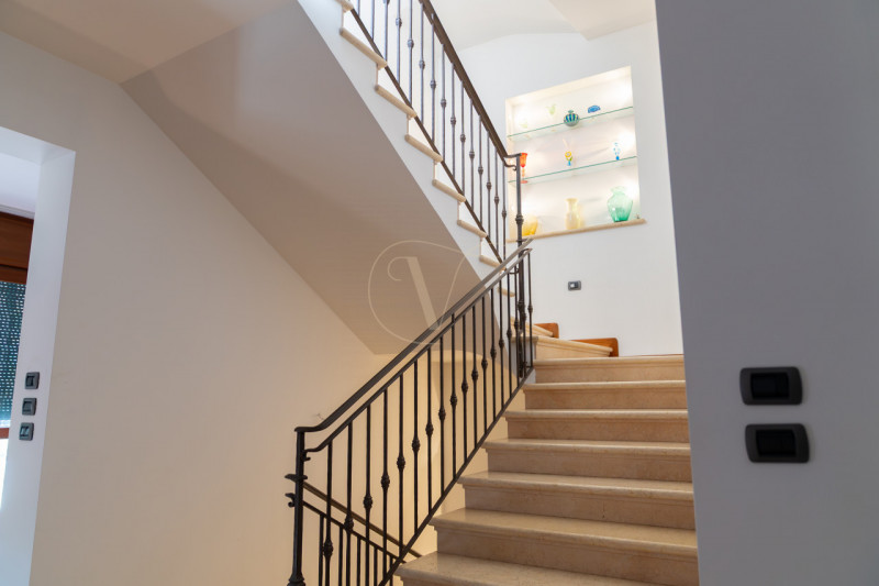 Questa villa indipendente non è semplicemente una dimora di lusso: è, per dimensioni, architettur...