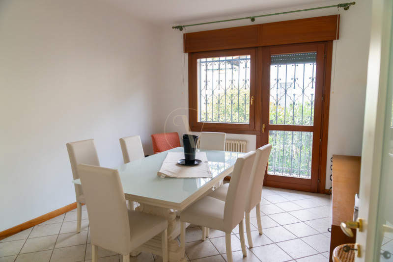 Questa villa indipendente non è semplicemente una dimora di lusso: è, per dimensioni, architettur...