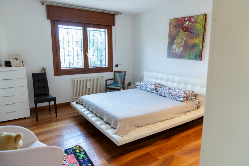 Questa villa indipendente non è semplicemente una dimora di lusso: è, per dimensioni, architettur...