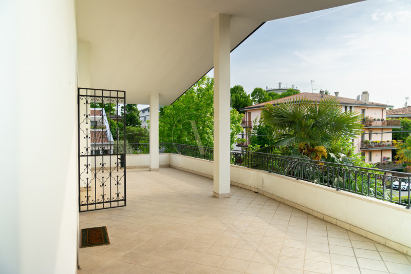 Questa villa indipendente non è semplicemente una dimora di lusso: è, per dimensioni, architettur...