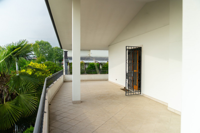 Questa villa indipendente non è semplicemente una dimora di lusso: è, per dimensioni, architettur...