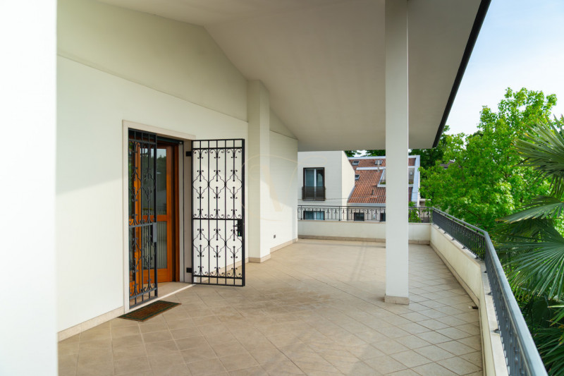 Questa villa indipendente non è semplicemente una dimora di lusso: è, per dimensioni, architettur...
