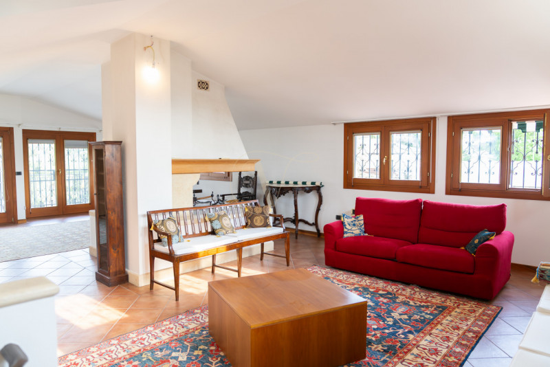 Questa villa indipendente non è semplicemente una dimora di lusso: è, per dimensioni, architettur...