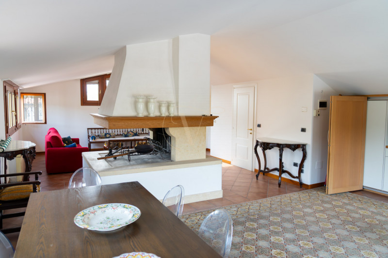 Questa villa indipendente non è semplicemente una dimora di lusso: è, per dimensioni, architettur...