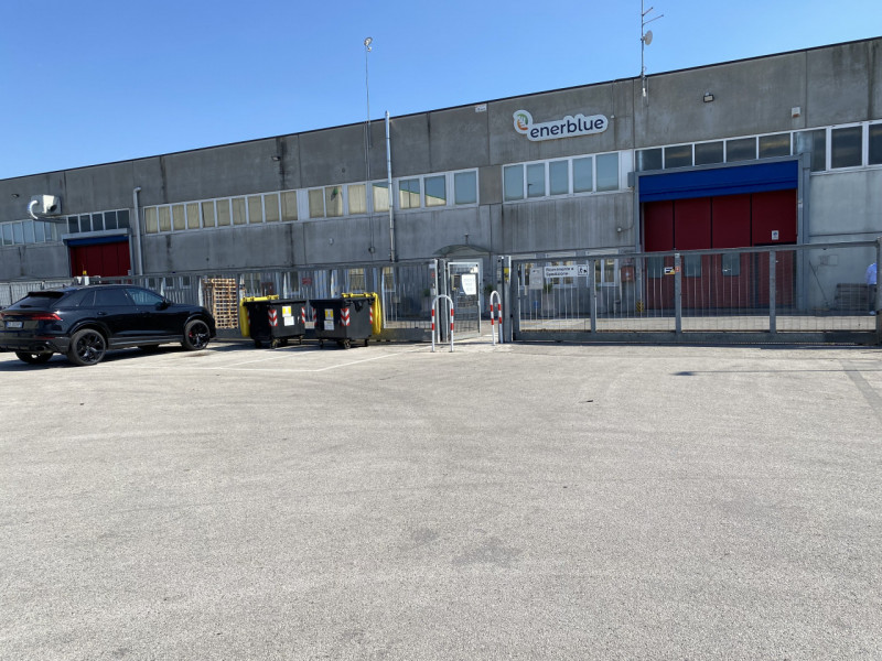 Proponiamo in affitto spazioso capannone artigianale/industriale/direzionale nella zona industria...