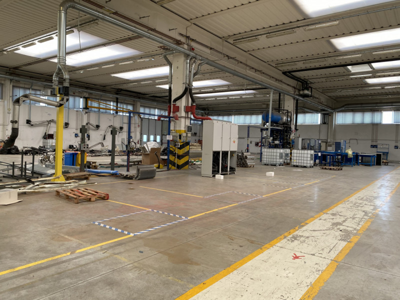 Proponiamo in affitto spazioso capannone artigianale/industriale/direzionale nella zona industria...