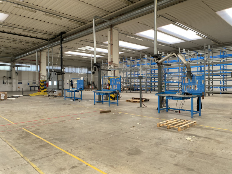 Proponiamo in affitto spazioso capannone artigianale/industriale/direzionale nella zona industria...