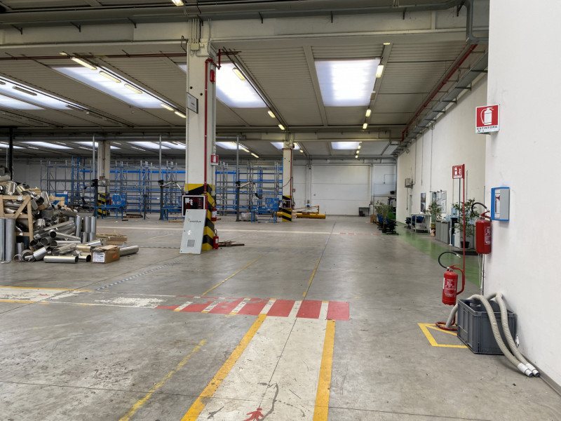 Proponiamo in affitto spazioso capannone artigianale/industriale/direzionale nella zona industria...