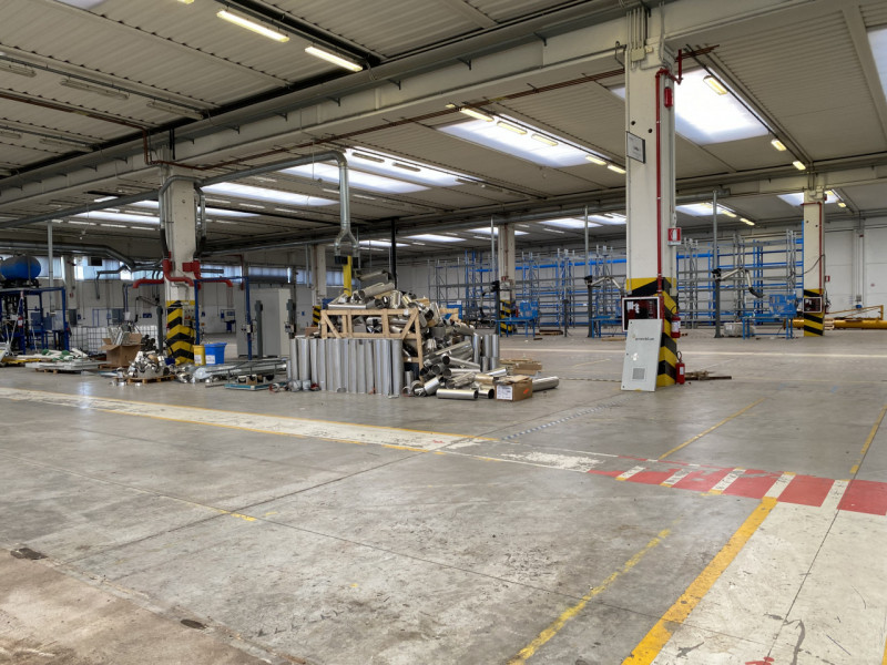 Proponiamo in affitto spazioso capannone artigianale/industriale/direzionale nella zona industria...