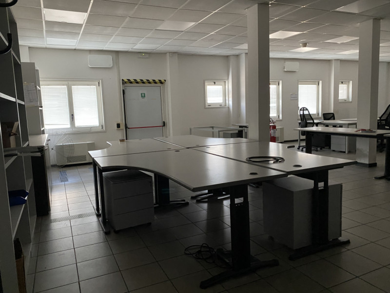 Proponiamo in affitto spazioso capannone artigianale/industriale/direzionale nella zona industria...
