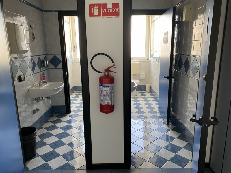 Proponiamo in affitto spazioso capannone artigianale/industriale/direzionale nella zona industria...