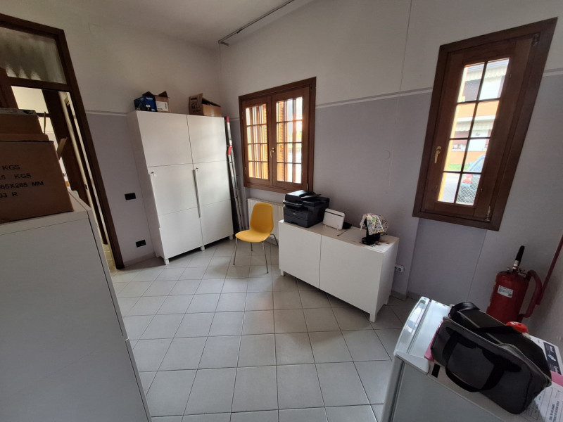 Nella tranquilla zona di Anzano, a Cappella Maggiore. Proponiamo un immobile ad uso studio uffici...