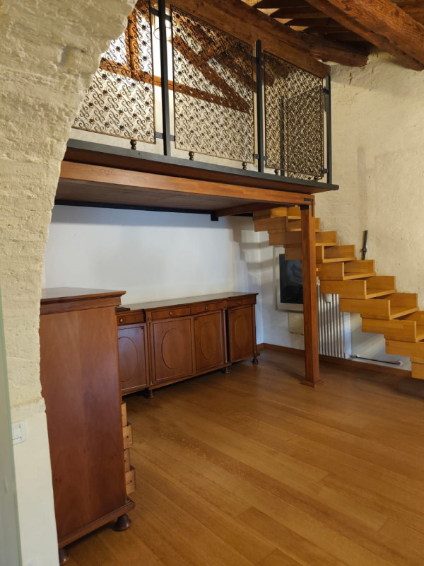 Scopri questa affascinante e molto particolare mansarda situata nell'incantevole zona di Mandriol...