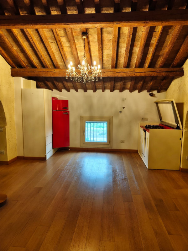 Scopri questa affascinante e molto particolare mansarda situata nell'incantevole zona di Mandriol...