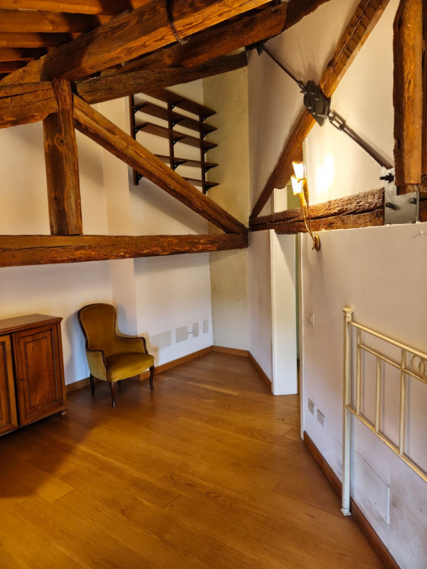 Scopri questa affascinante e molto particolare mansarda situata nell'incantevole zona di Mandriol...
