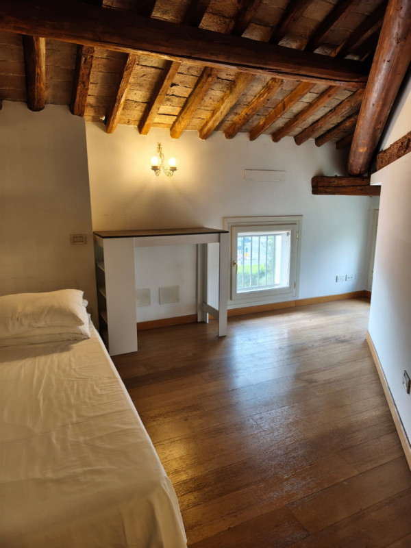 Scopri questa affascinante e molto particolare mansarda situata nell'incantevole zona di Mandriol...