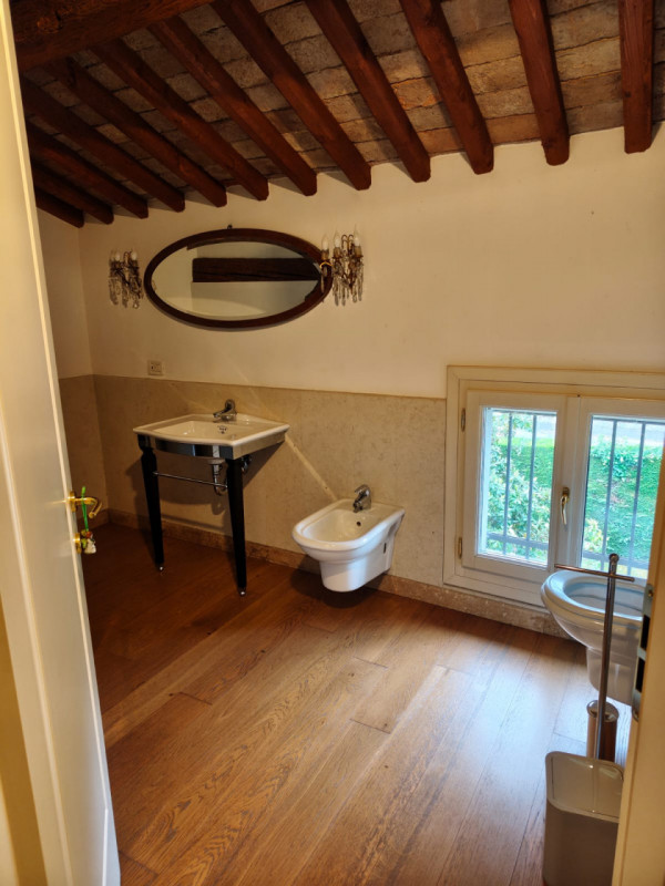 Scopri questa affascinante e molto particolare mansarda situata nell'incantevole zona di Mandriol...