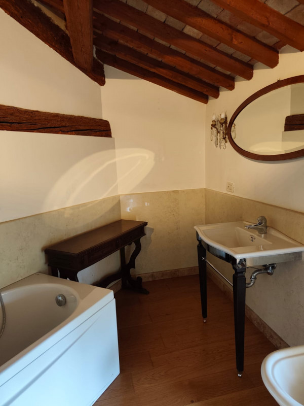 Scopri questa affascinante e molto particolare mansarda situata nell'incantevole zona di Mandriol...