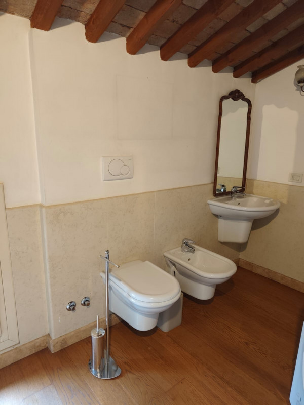 Scopri questa affascinante e molto particolare mansarda situata nell'incantevole zona di Mandriol...