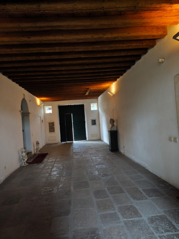 Scopri questa affascinante e molto particolare mansarda situata nell'incantevole zona di Mandriol...