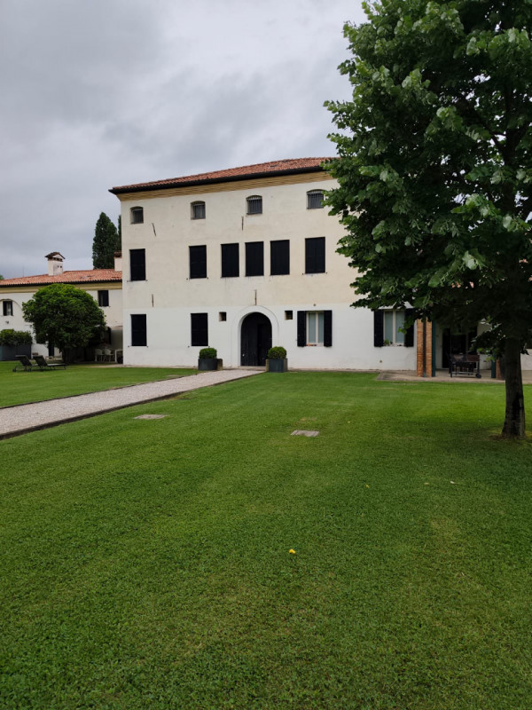 Scopri questa affascinante e molto particolare mansarda situata nell'incantevole zona di Mandriol...