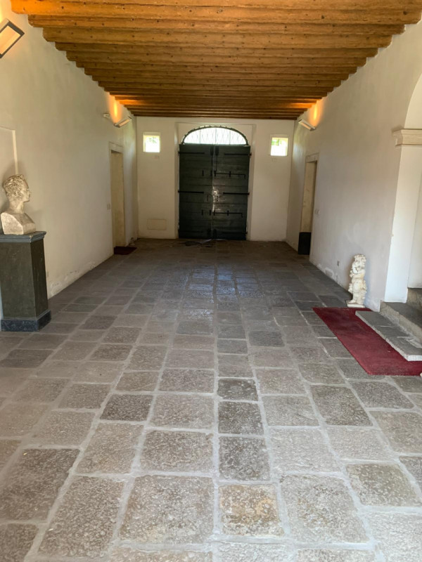 Scopri questa affascinante e molto particolare mansarda situata nell'incantevole zona di Mandriol...
